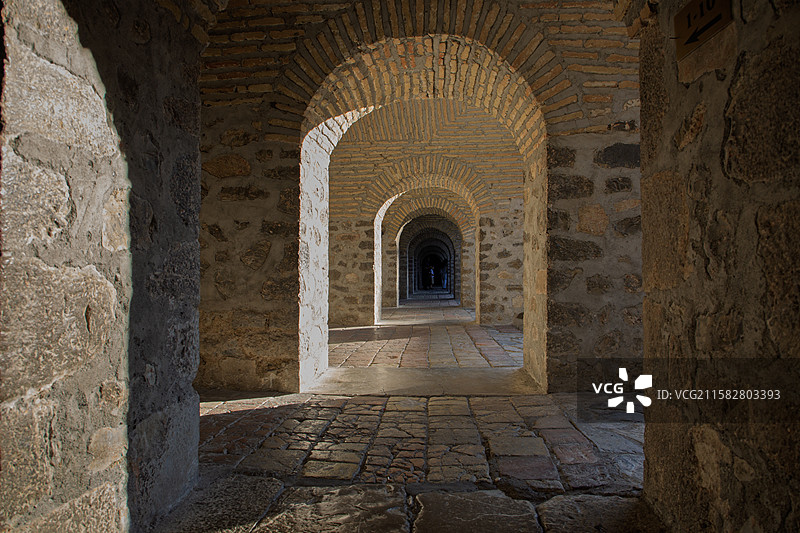 阿塞拜疆著名旅游景观和历史建筑，舍基古驿站（Sheki Karvansaray）的廊道图片素材