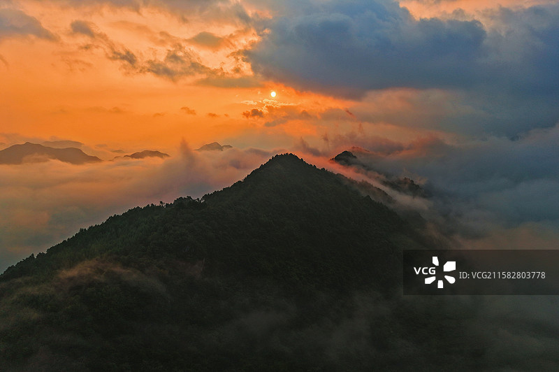 甘肃康县：清晨的朝阳图片素材