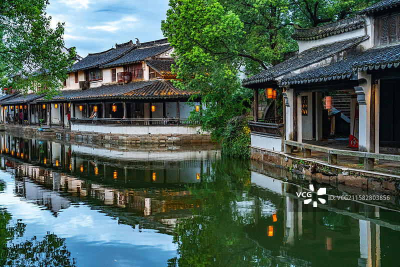 苏州吴江黎里古镇华灯初上景色图片素材