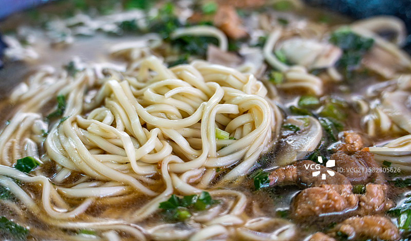浙江杭州特色美食特色面食片儿川面条特写镜头.餐桌上的一碗杭州片儿川图片素材