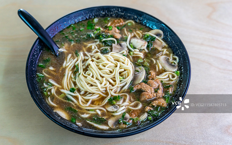 浙江杭州特色美食特色面食片儿川面条特写镜头.餐桌上的一碗杭州片儿川图片素材
