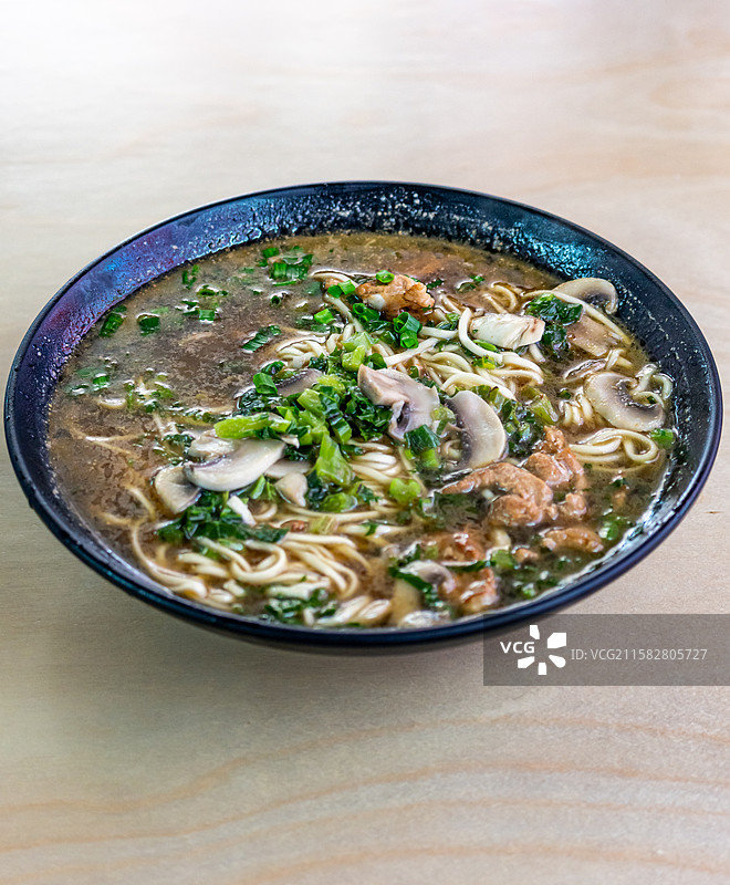 浙江杭州特色美食特色面食片儿川面条特写镜头.餐桌上的一碗杭州片儿川图片素材