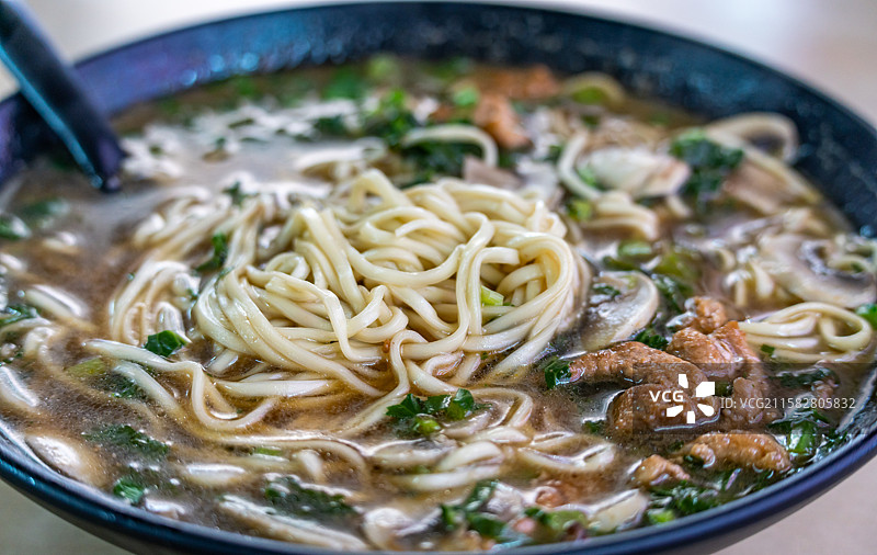 浙江杭州特色美食特色面食片儿川面条特写镜头.餐桌上的一碗杭州片儿川图片素材