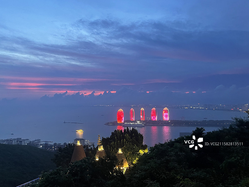 三亚凤凰岛傍晚时俯视图图片素材