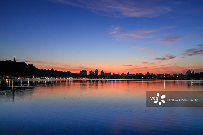 杭州西湖孤山公园后山路朝霞日出图片素材