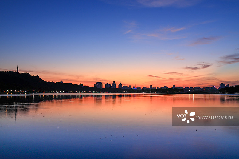 杭州西湖孤山公园后山路朝霞日出图片素材