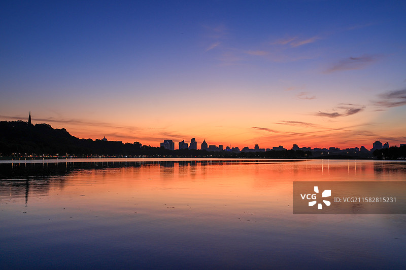 杭州西湖孤山公园后山路朝霞日出图片素材