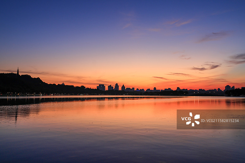 杭州西湖孤山公园后山路朝霞日出图片素材