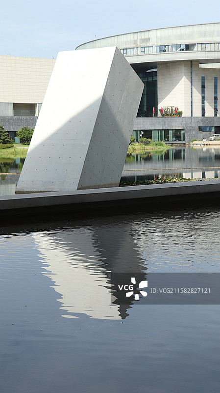 蓝天白云下长沙李自健美术馆图片素材