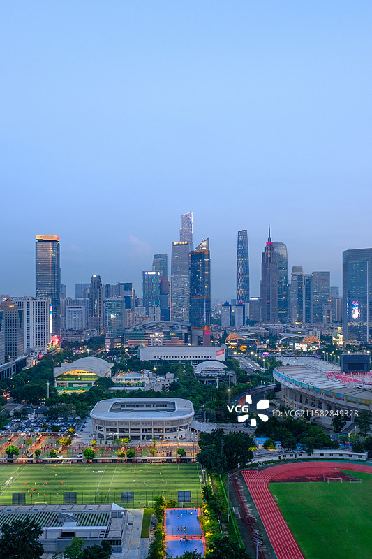 广州天河体育中心与珠江新城CBD摩天大楼图片素材