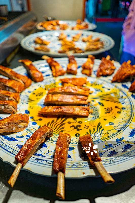 中国餐饮行业饮食产业传统经典中国食品，美食拍摄主题一盘子烧烤猪牛羊排骨，户外夜晚无人图像摄影图片素材