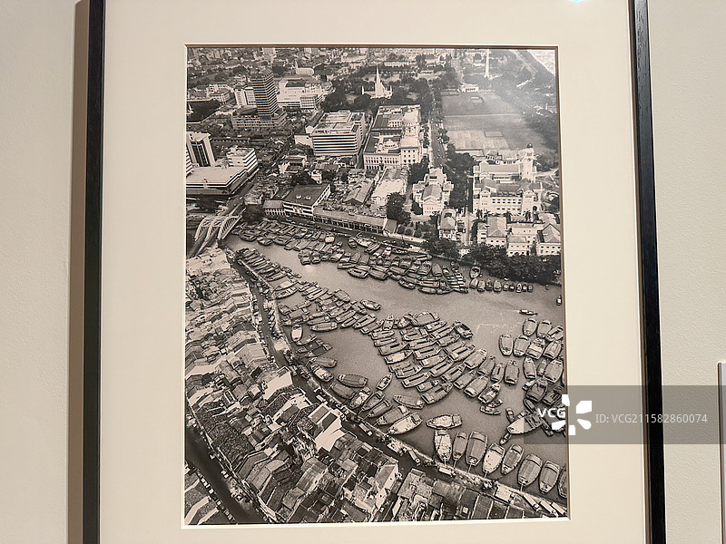 新加坡国家美术馆内部精美油画画作-20世纪新加坡城市建筑中的河流高角度景观图片素材