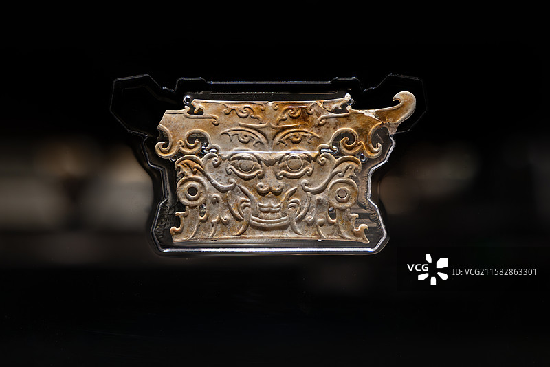 浙江省杭州市临平玉架山考古博物馆星斗古国时代的中国特展獠牙神面牌饰 后石家河文化 湖南澧县孙家岗出土图片素材