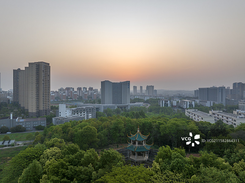 航拍湖北科技学院大学校园建筑城市风光图片素材