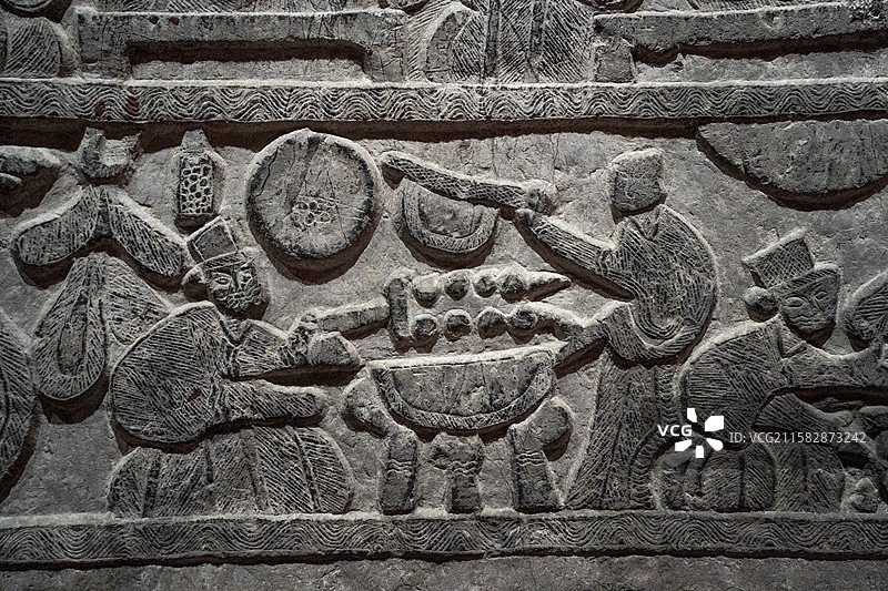 临沂市博物馆汉代庖厨图石刻烧烤动作特写图片素材