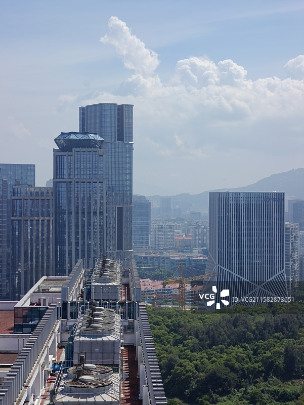 夏季雨过天晴的厦门观音山营运中心CBD城市风光图片素材