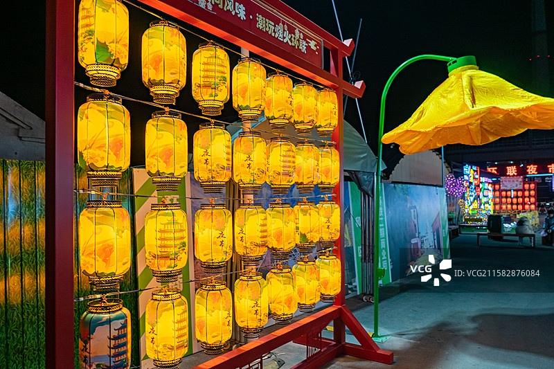 中国传统文化设备民俗设备用品拍摄主题灯会上 成一排的中国古典式灯笼，户外夜晚无人图像摄影图片素材