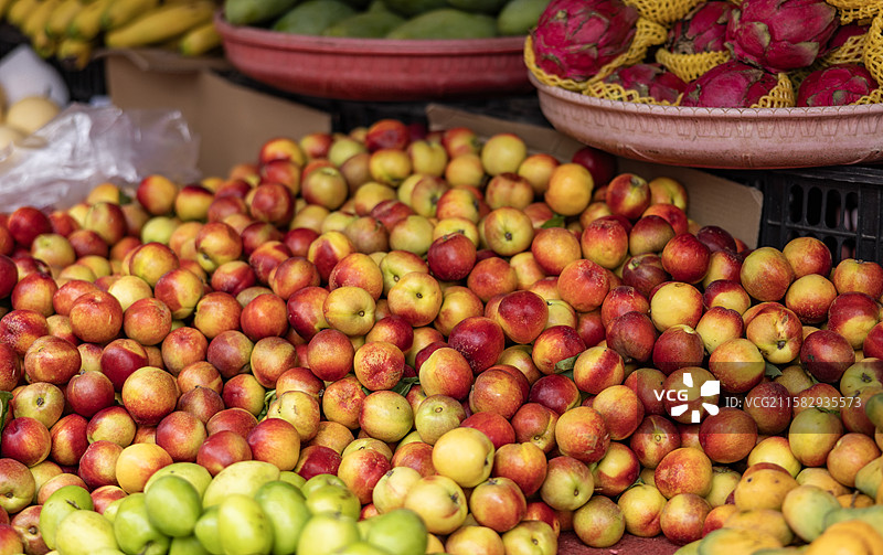 水果摊上的油桃图片素材