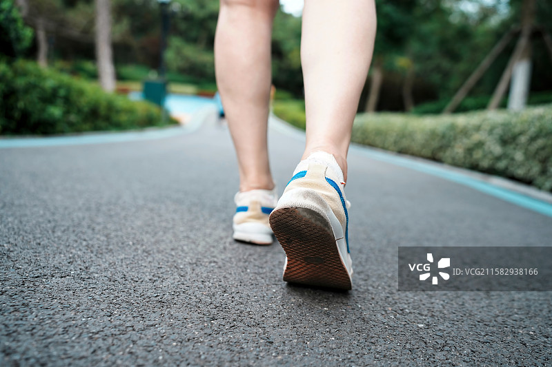 公园小路上的行人图片素材