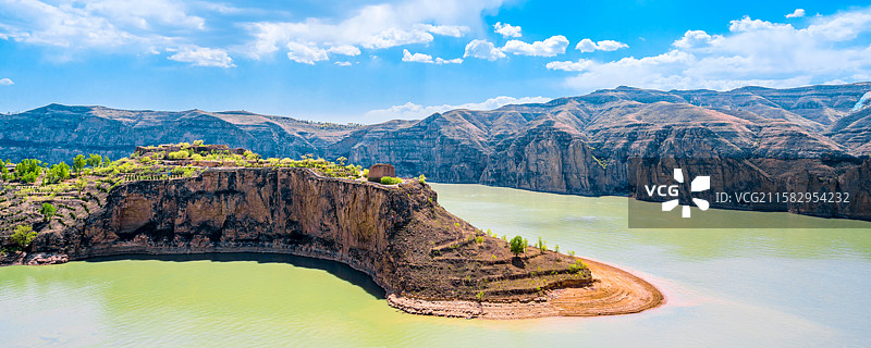 中国山西忻州偏关县老牛湾黄河大峡谷和长城遗址自然人文风光全景图片素材