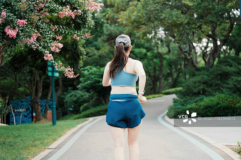 公园里锻炼的女性图片素材