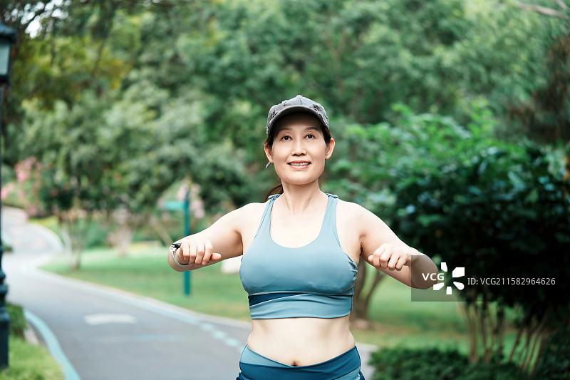 公园里锻炼的女性图片素材