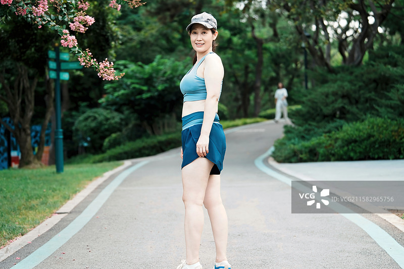 公园路径的女性锻炼图片素材