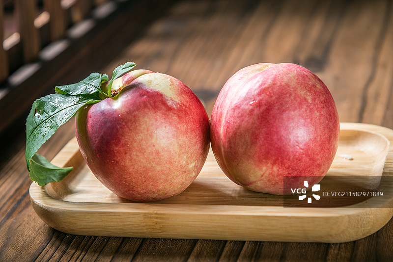 木桌上新鲜的桃子特写图片素材