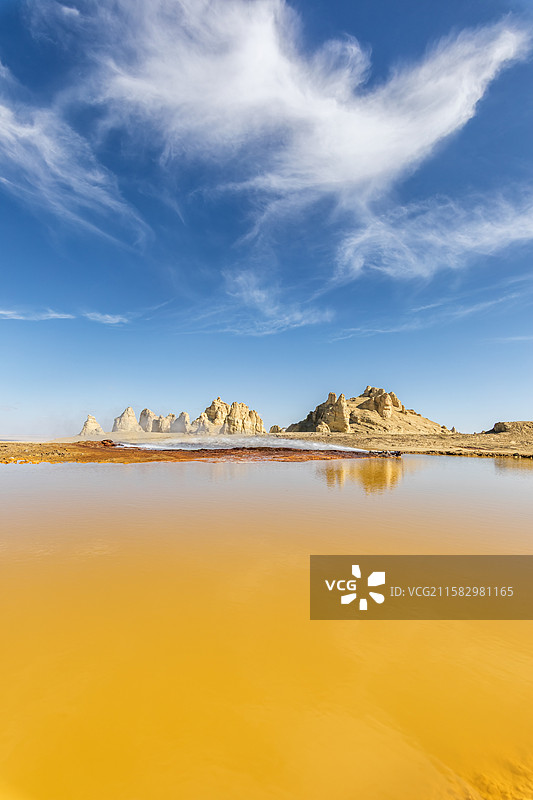 青海冷湖镇俄博梁雅丹地貌的硫磺湖自然地貌景观图片素材