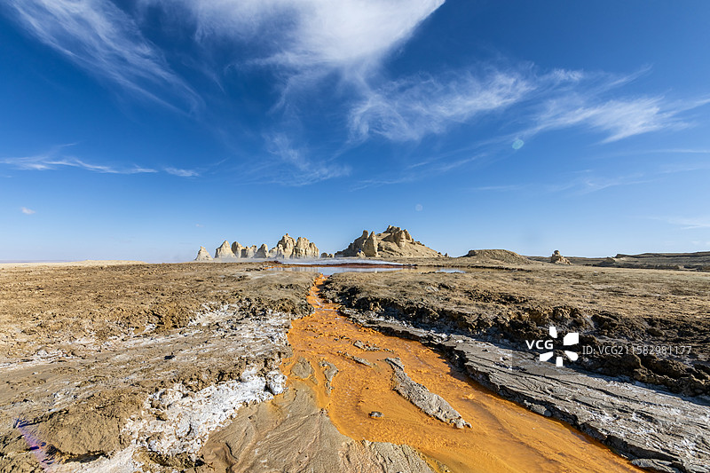 青海冷湖镇俄博梁雅丹地貌的硫磺湖自然地貌景观图片素材