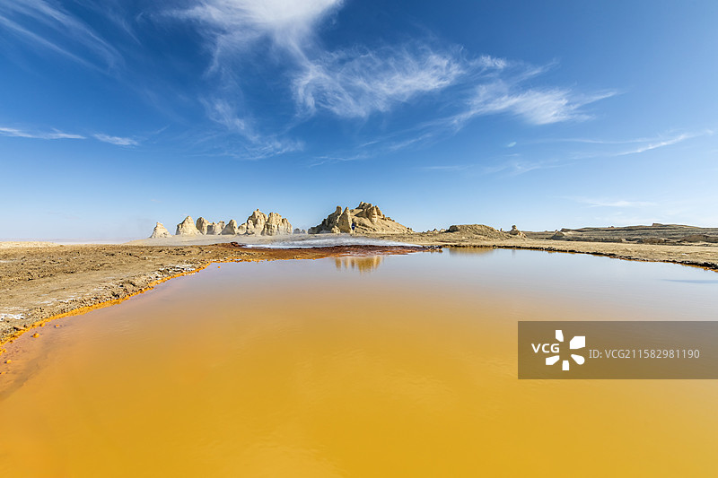 青海冷湖镇俄博梁雅丹地貌的硫磺湖自然地貌景观图片素材