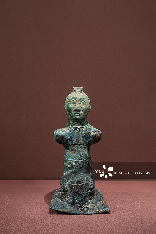 人形青铜器座 战国晚期 上海博物馆东馆，传1923年洛阳金村出土图片素材