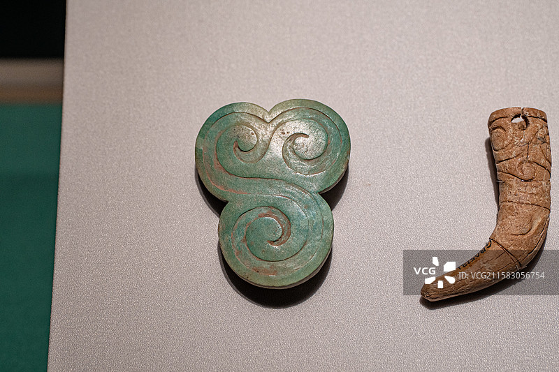 春秋战国 三瓣形骨饰 骨马镳 宁夏固原博物馆藏 上海博物馆 华彩六盘 宁夏固原文化展图片素材