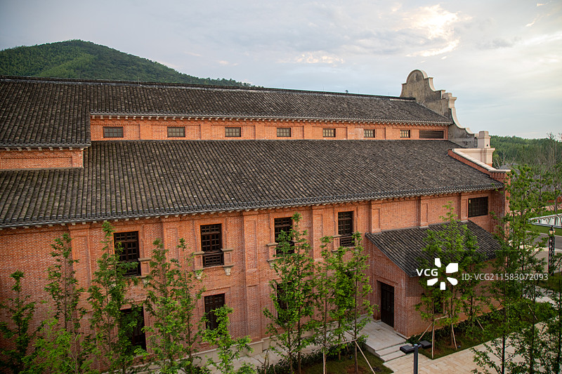 宜兴窑湖小镇湖畔古建筑群生态景观，高视角远景图片素材