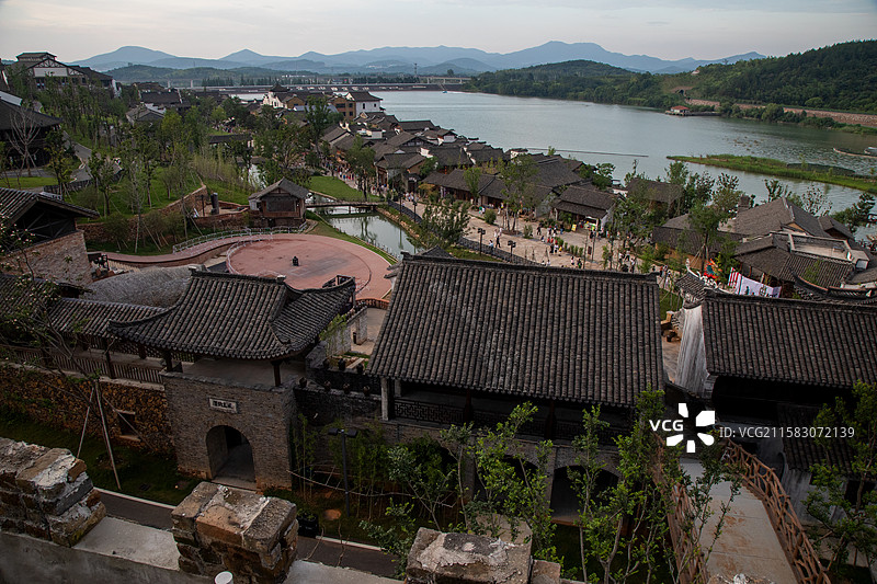 宜兴窑湖小镇湖畔古建筑群生态景观，高视角远景图片素材