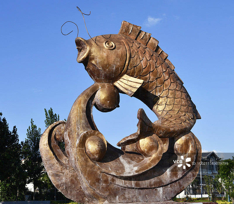 山东济宁微山岛上的“鲤鱼”雕塑图片素材
