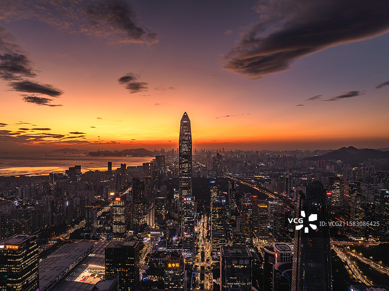 夜幕下的深圳城市天际线图片素材