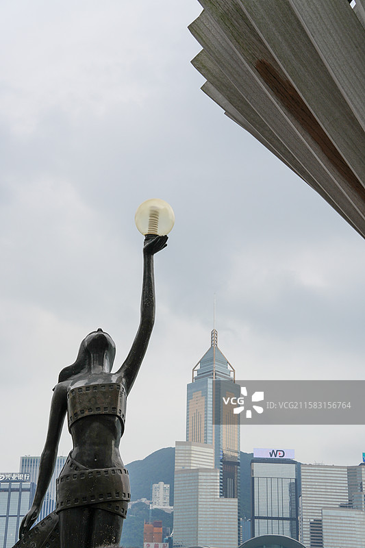 香港维多利亚港星光大道的女神铜像与中环广场大厦同框图片素材