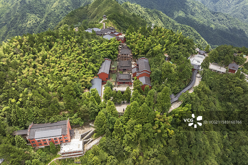 大暑时节航拍江西上饶“中华灵宝第一山”葛仙山图片素材