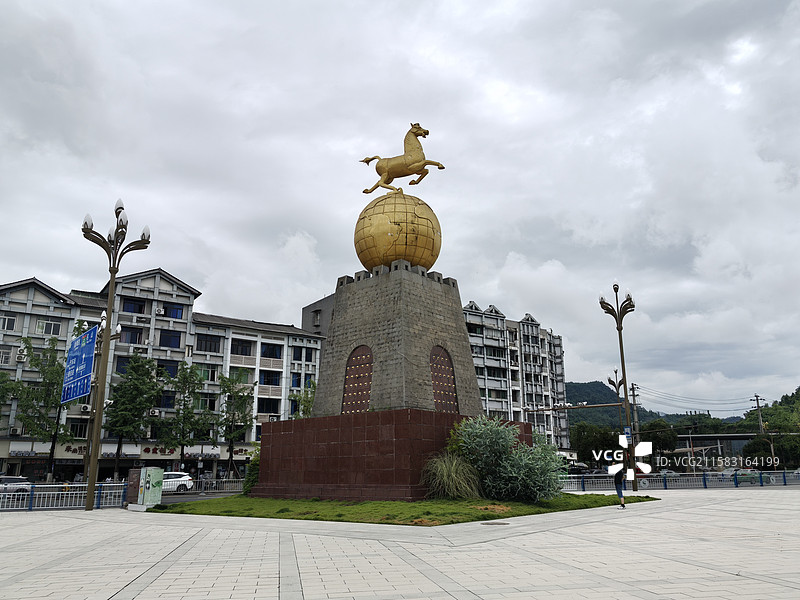 川藏线骑行第二天，在雅安避雨修整一天图片素材