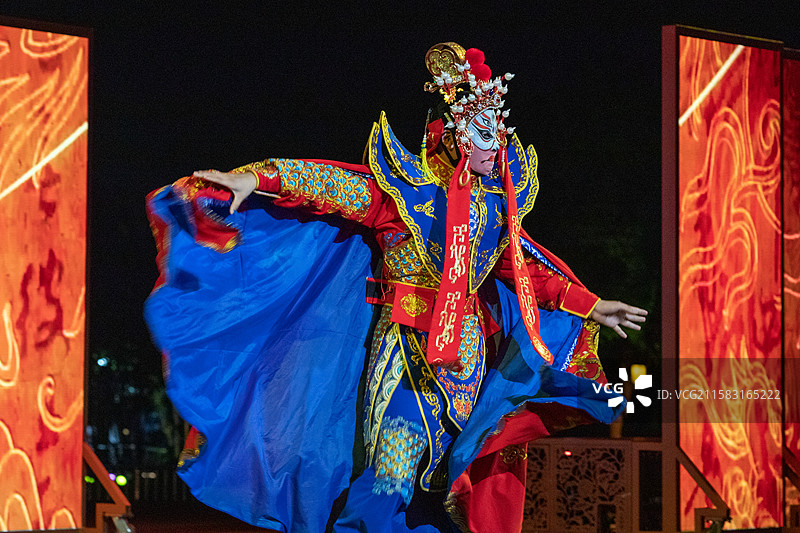 精彩川剧变脸表演身着华丽戏服登台图片素材