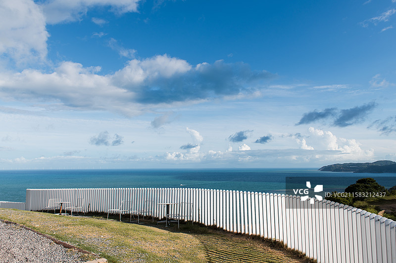 蓝天白云下的海边图片素材