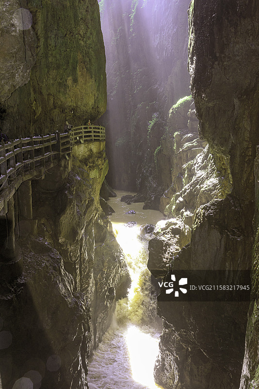 昆明宜良县九乡的天坑溶洞地下河景观图片素材