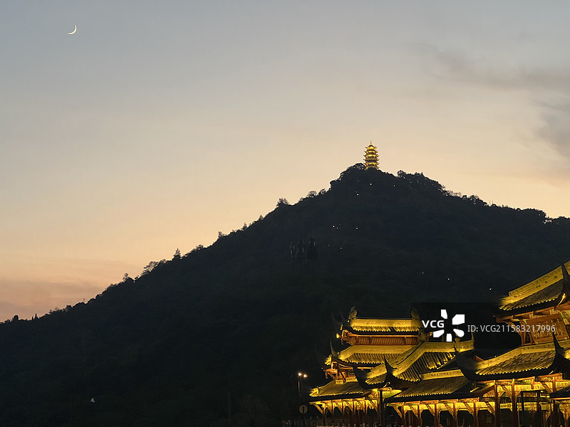 长寿区菩提桥和菩提山与月亮同框图片素材