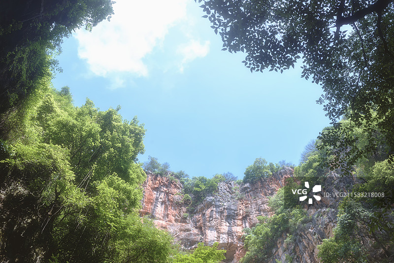 昆明宜良县九乡景区的天坑溶洞地下河景观图片素材