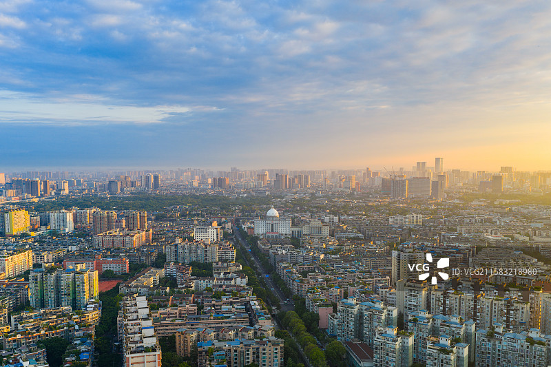 成都晨光中的市人民检察院大楼图片素材