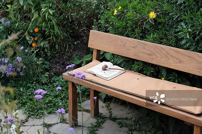 新西兰霍比特村长椅上摆放着书籍和烟斗图片素材