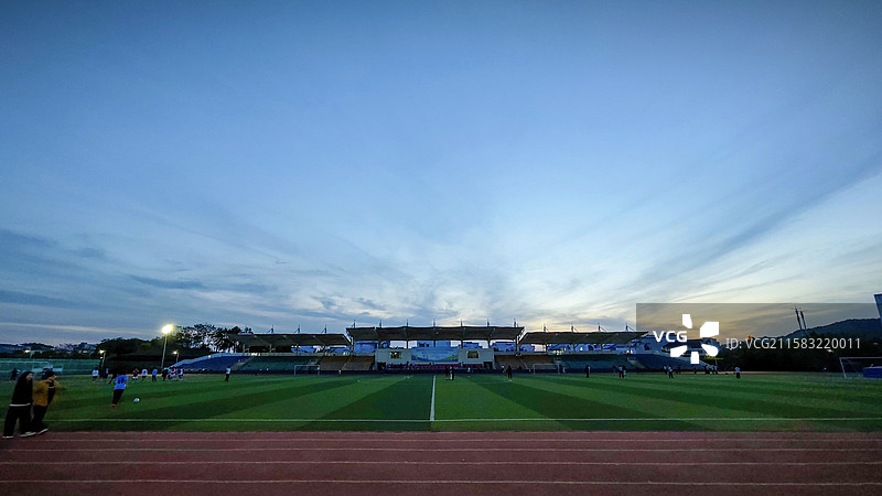 操场蓝调时刻图片素材