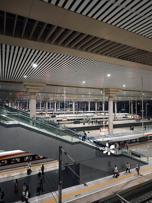 南京南站高铁站内部站台图片素材