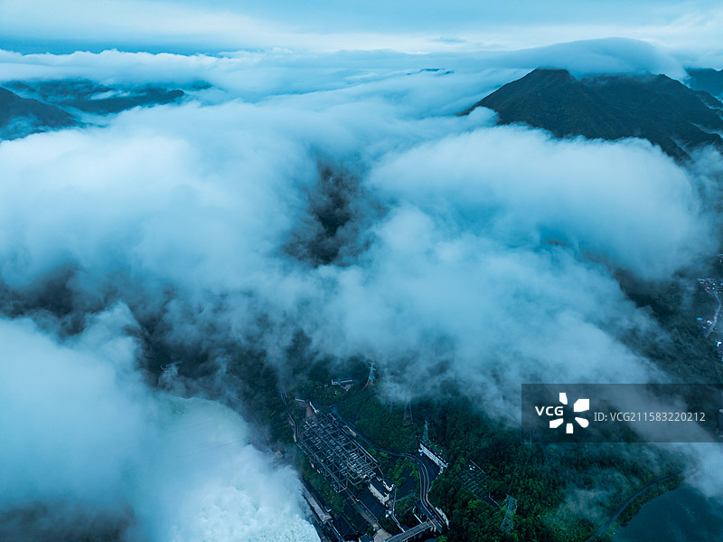 云雾中的浙江新安江水电站航拍，我国第一座自己设计和自制设备的大型水力发电站图片素材